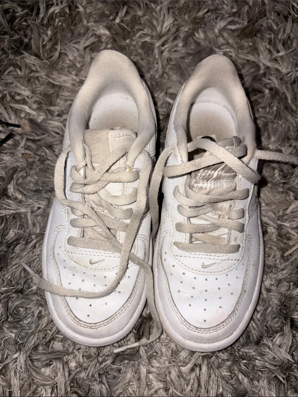 Nike Kids White/Beige Low-Top Sneakers used. Needs cleaning